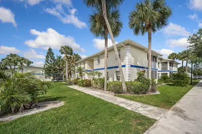 1507 SE Royal Green Circle 102, Port St. Lucie – Condominium for sale
