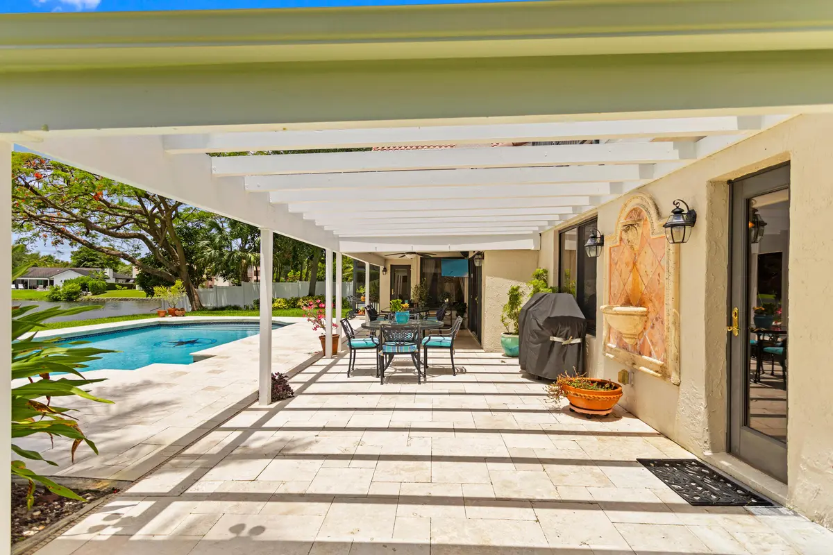 585A7722 at 8540 N Lake Dasha Drive, Plantation