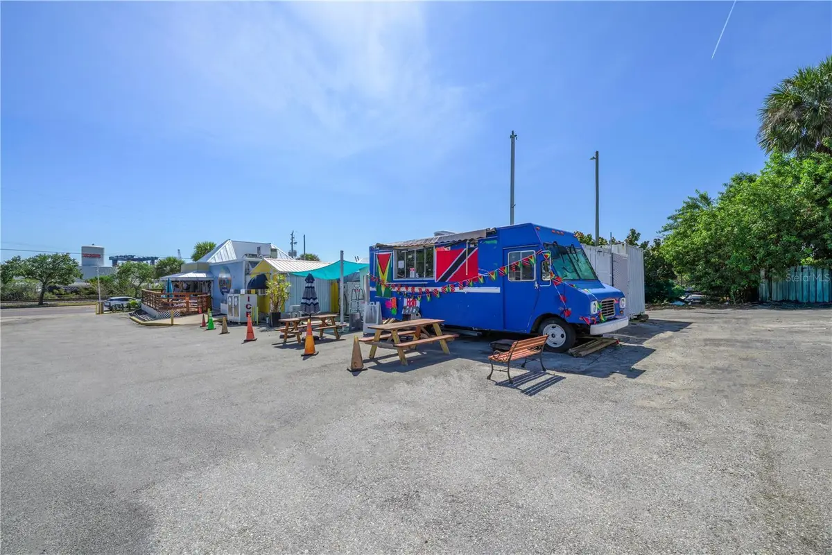 Parking Lot with Food Truck at 927 N Us Highway 1, Fort Pierce