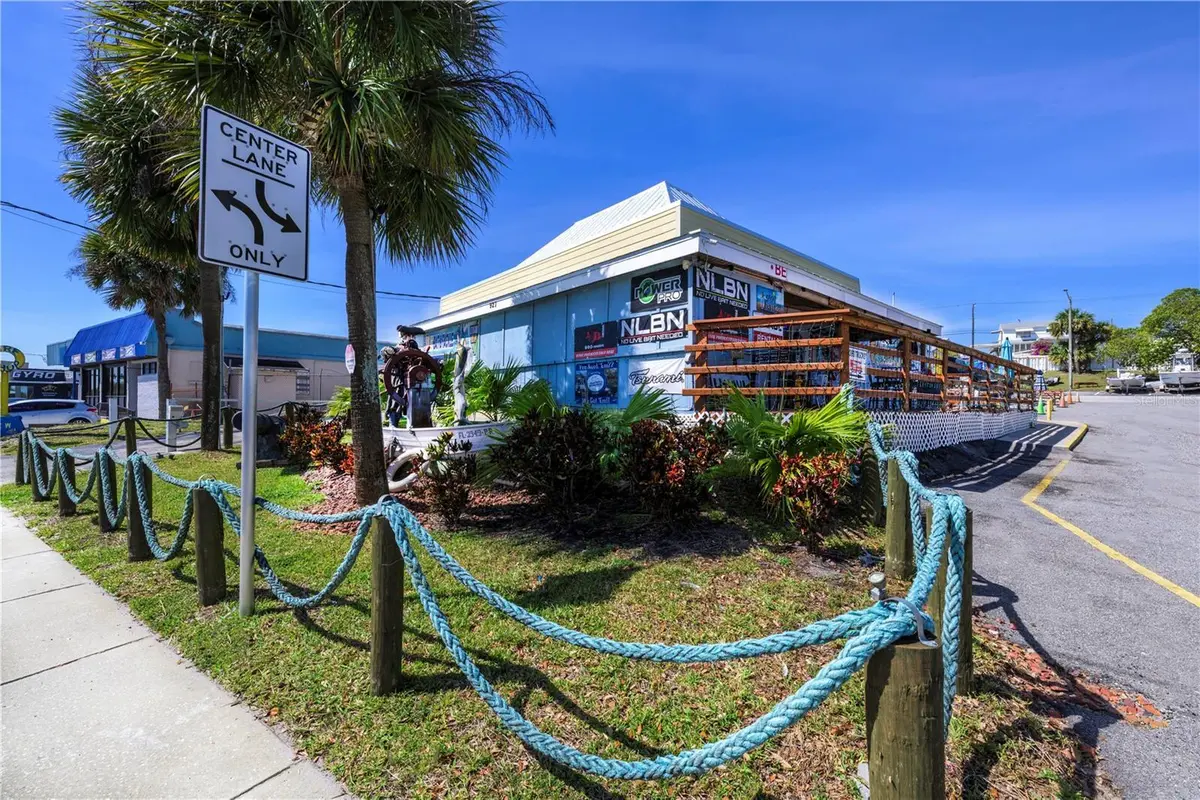Parking Lot Front View at 927 N Us Highway 1, Fort Pierce