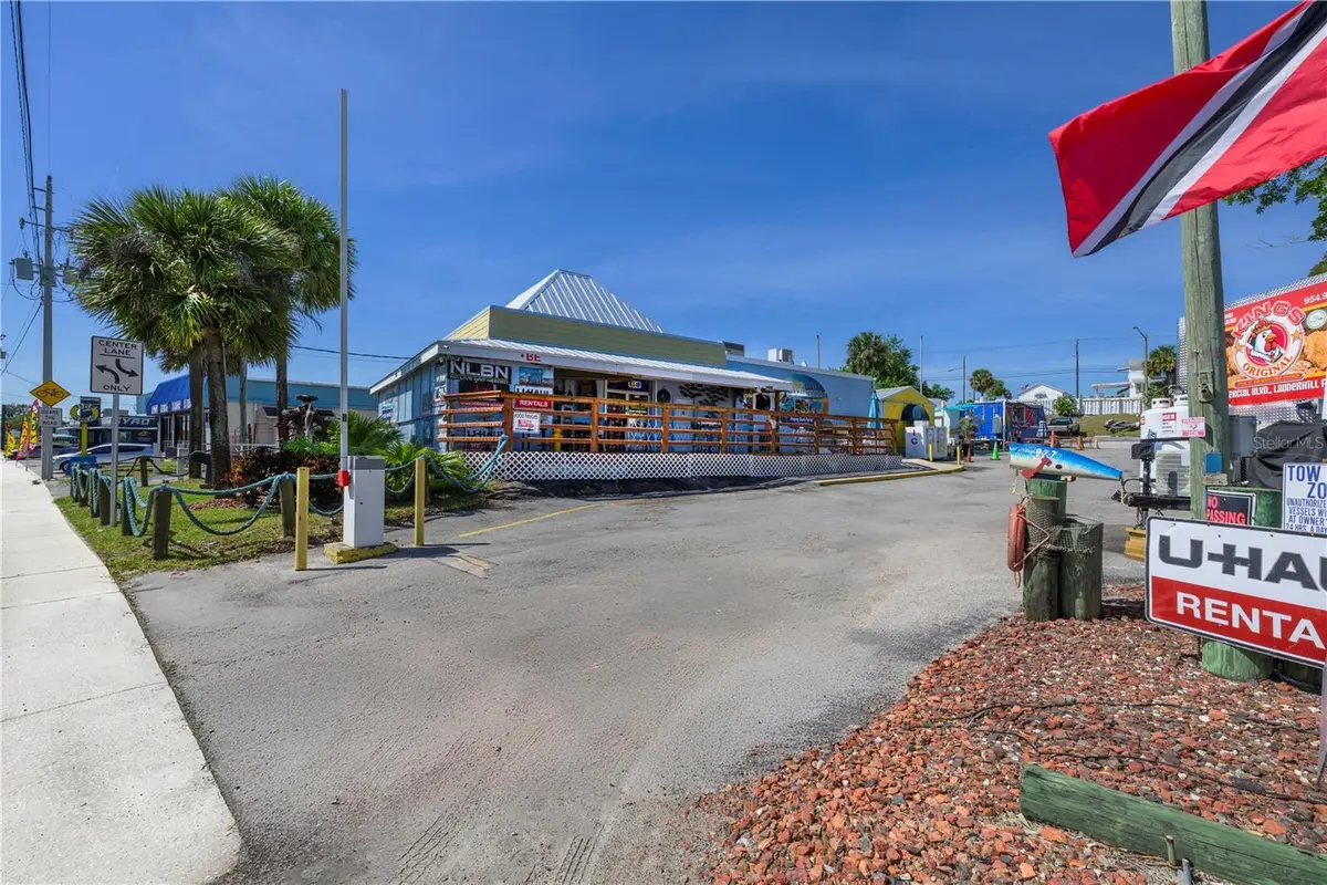 Parking Lot Front Entrance at 927 N Us Highway 1, Fort Pierce