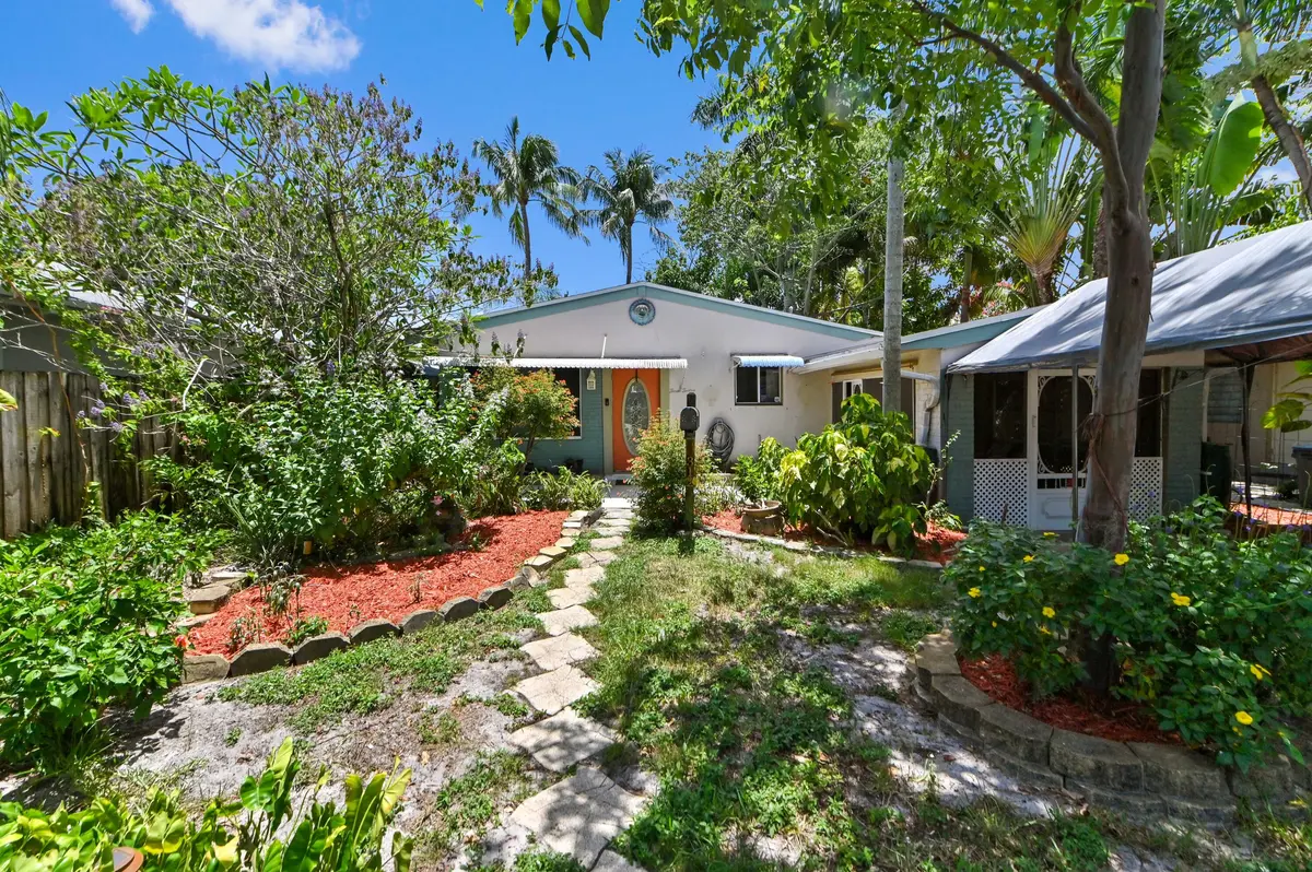 06 front yard 02 at 312 SW 22nd Street, Fort Lauderdale