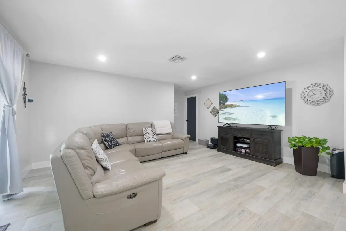 06 (Custom) at 6850 NW 7th Street, Plantation