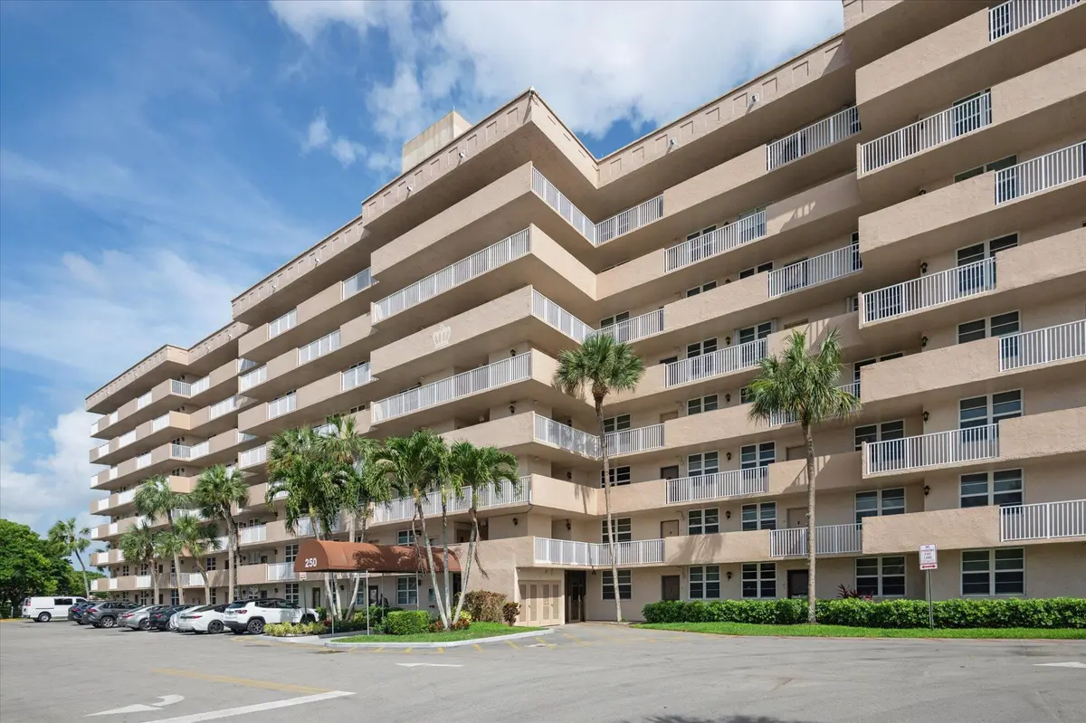 Building Exterior at 250 Jacaranda Drive 408, Plantation