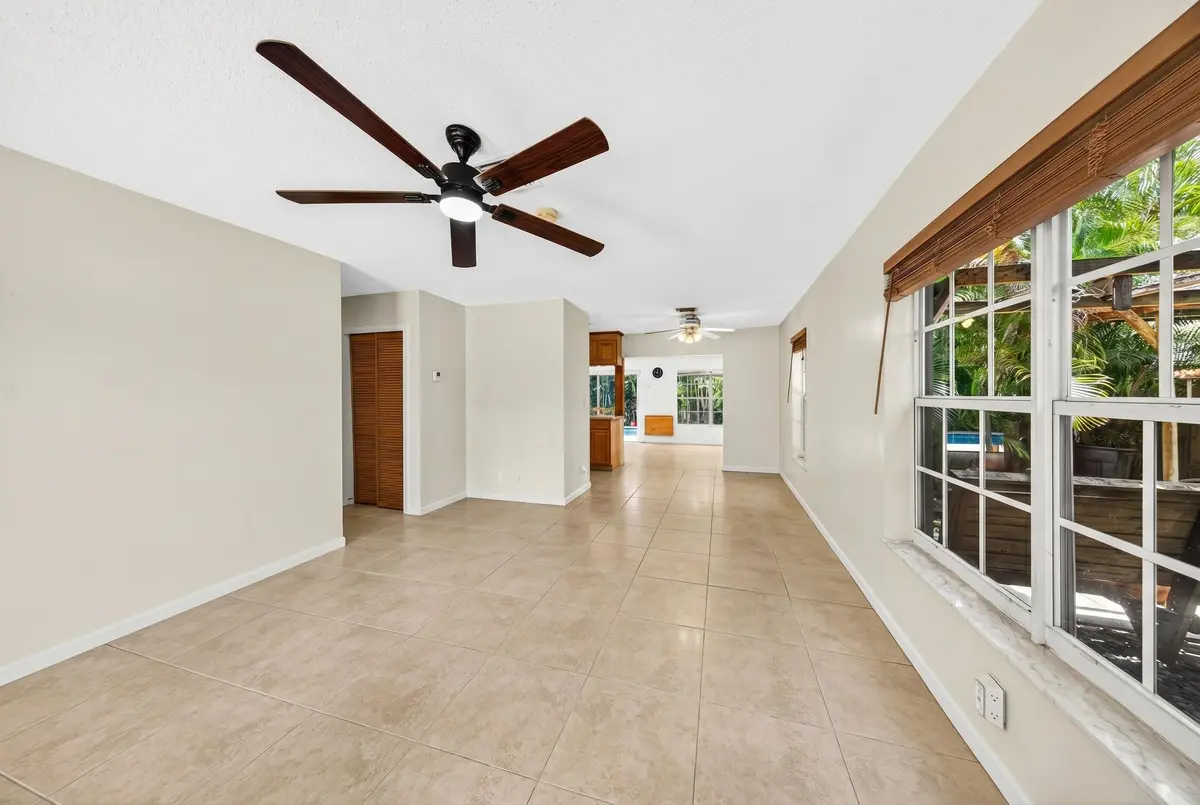 entrance area at 1540 NE 40th Street, Oakland Park