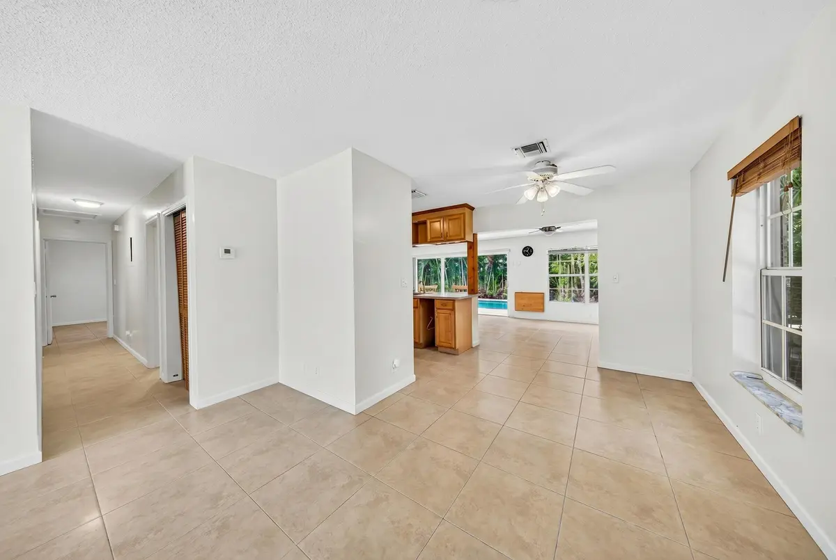 entrance area at 1540 NE 40th Street, Oakland Park