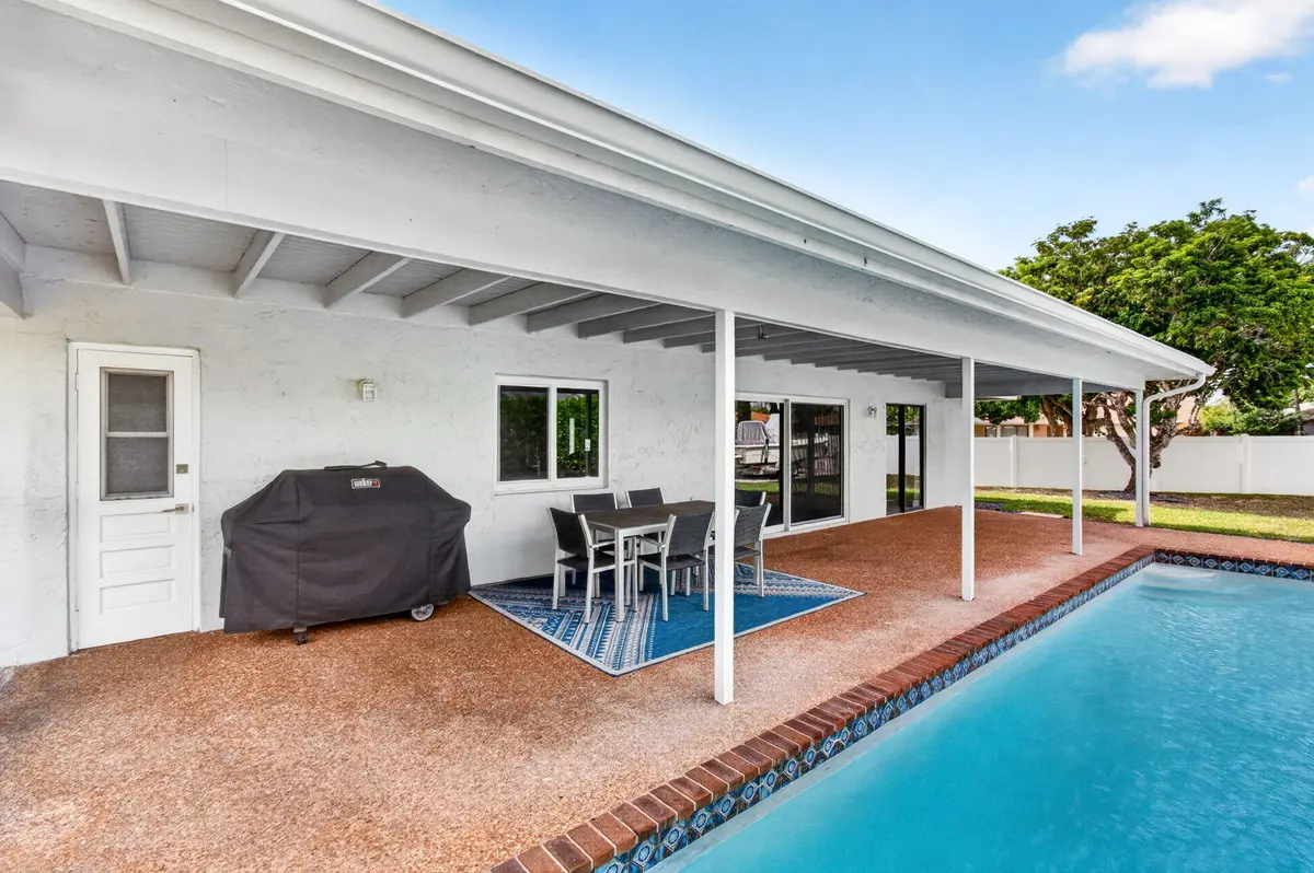 Overhang for BBQ & Patio Table at 17773 Maplewood Drive, Boca Raton