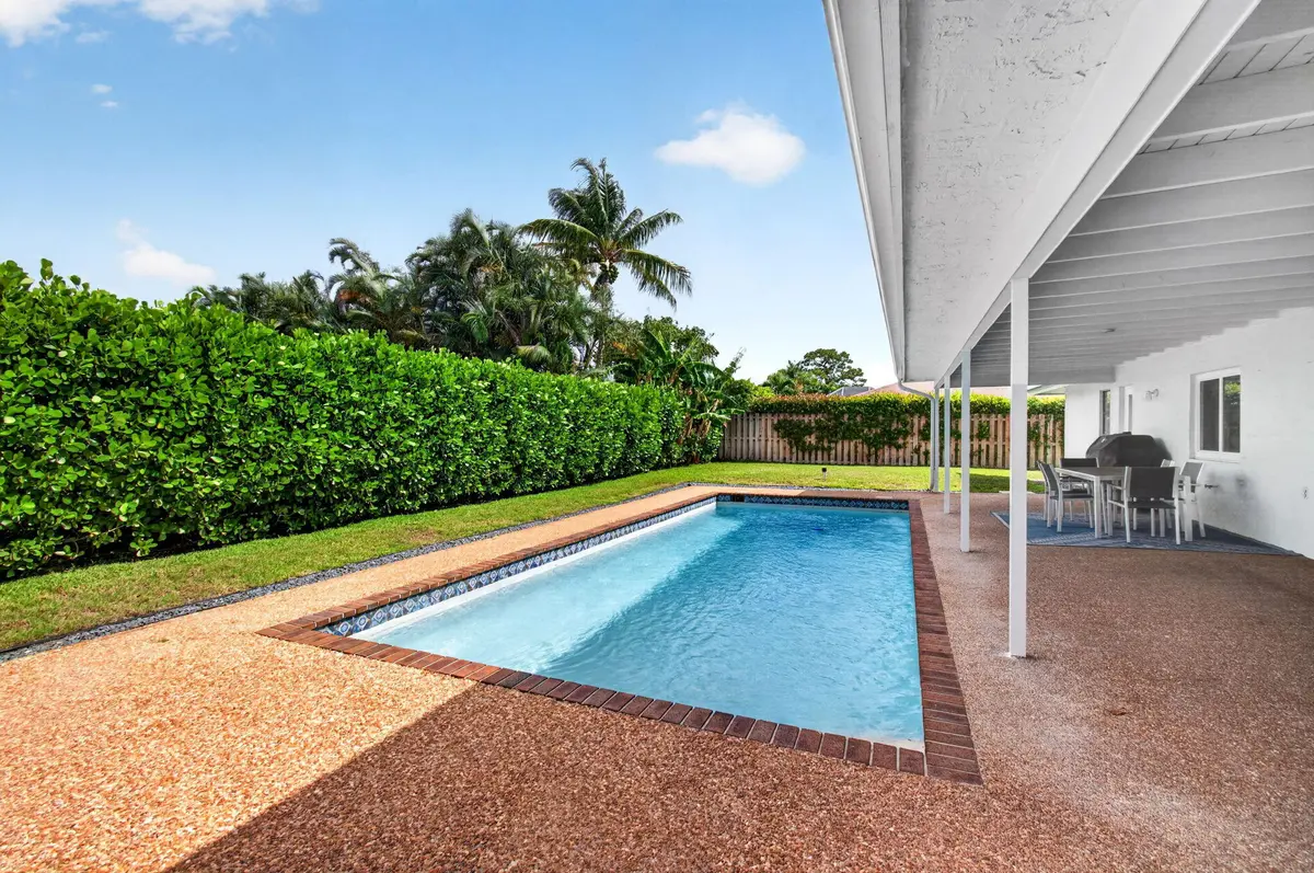 Privacy Hedge at 17773 Maplewood Drive, Boca Raton