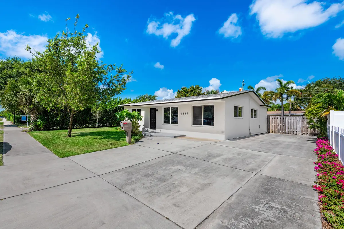 Lots of parking at 2733 NE 6th Avenue, Wilton Manors
