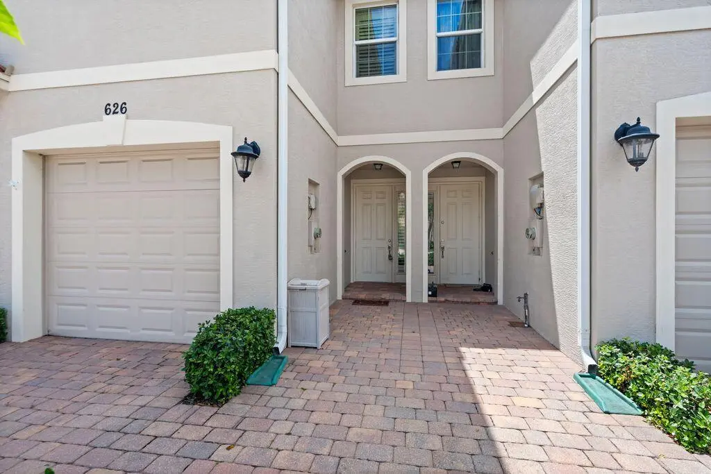 VXcXjhqw at 626 SW Glen Crest Way, Stuart