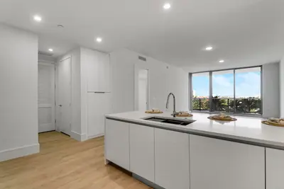 220 Lake Shore Drive 815, Lake Park – Condominium for sale