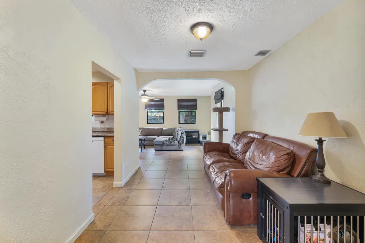 713 NE 35th Street, Oakland Park, FL – photo 8