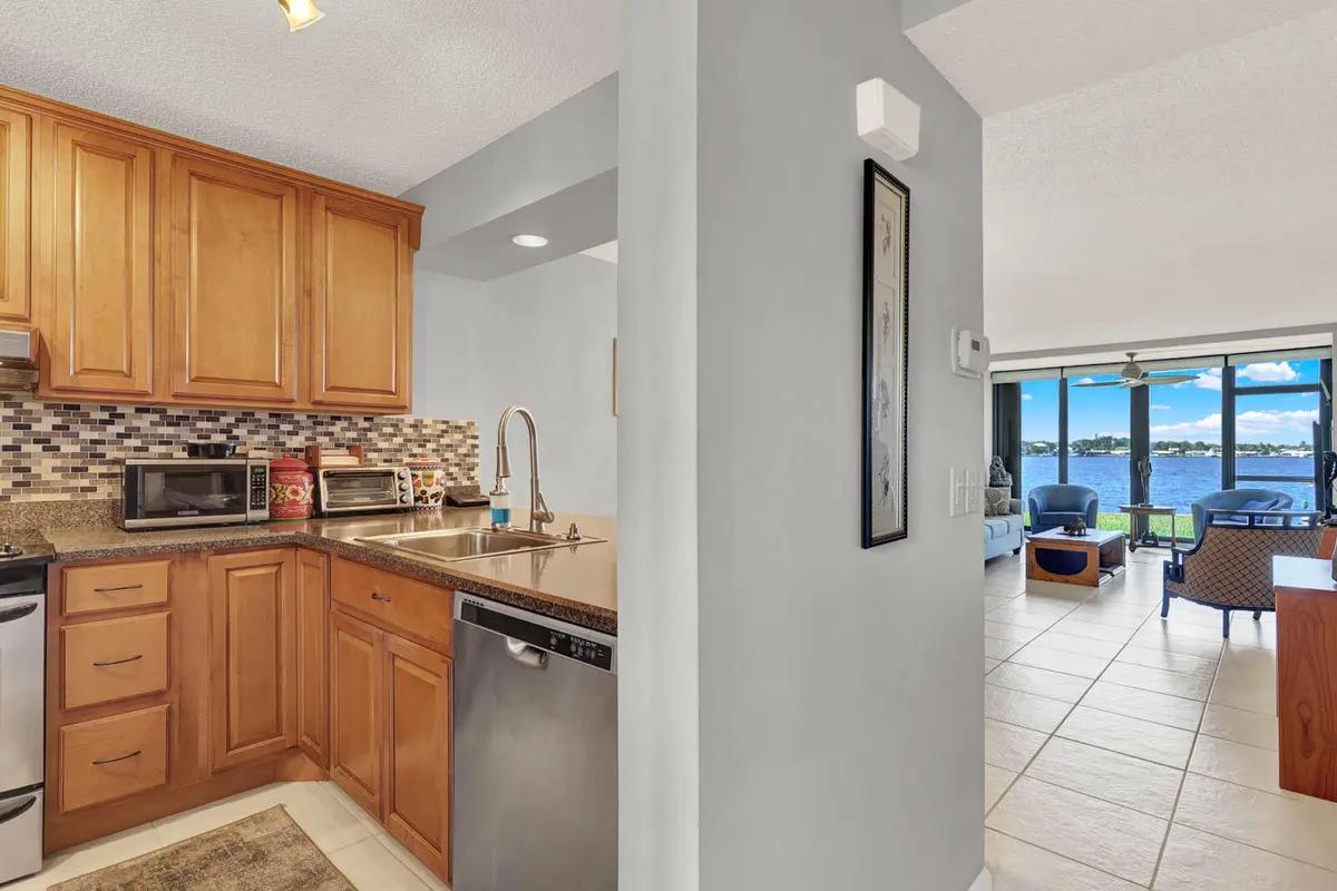 8-106_Circle_Bay-4 at 1950 SW Palm City Road 8-106, Stuart
