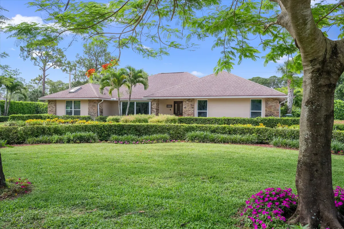 Amazing Landscaping at 13175 Doubletree Circle, Wellington