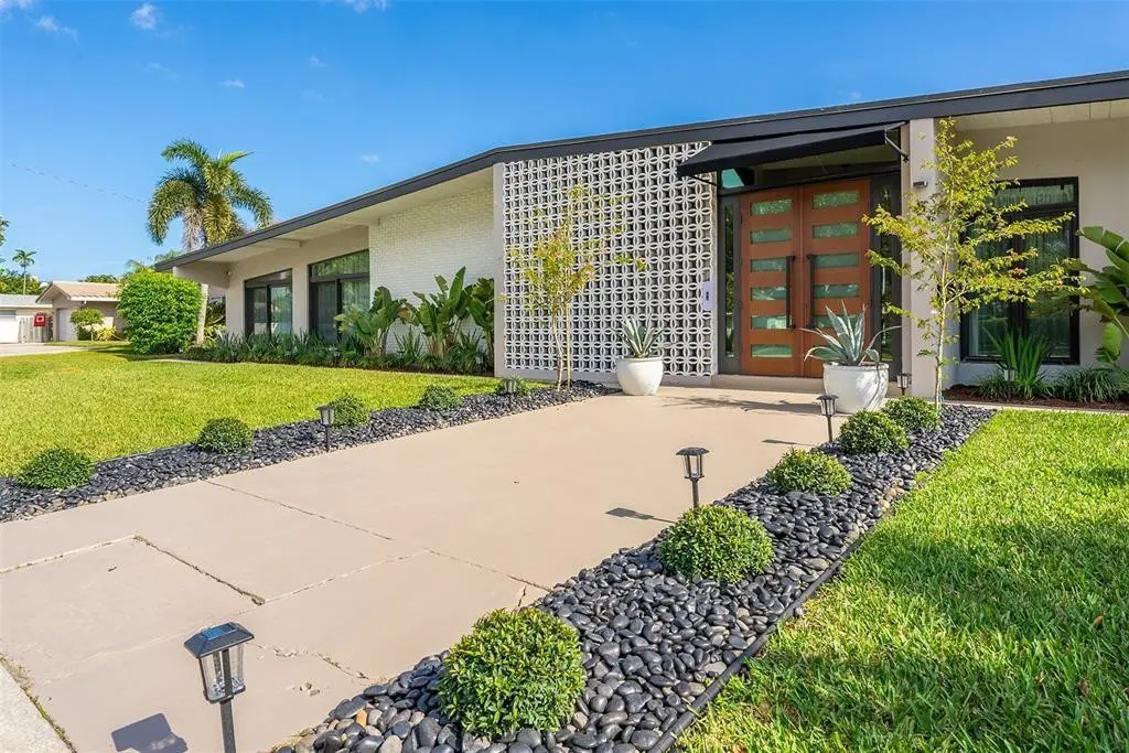 Photo 3 at 521 N Highland Drive, Hollywood