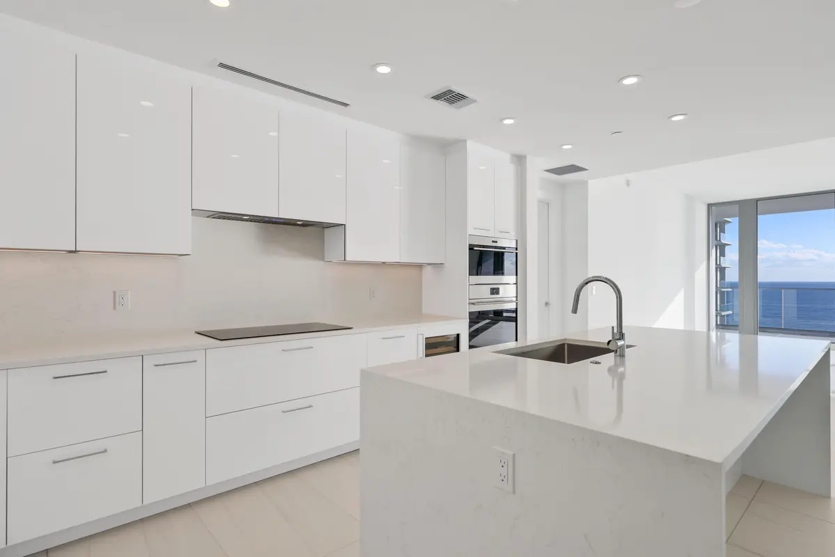 Modern kitchen at 153 N Seabreeze Boulevard 1001, Fort Lauderdale