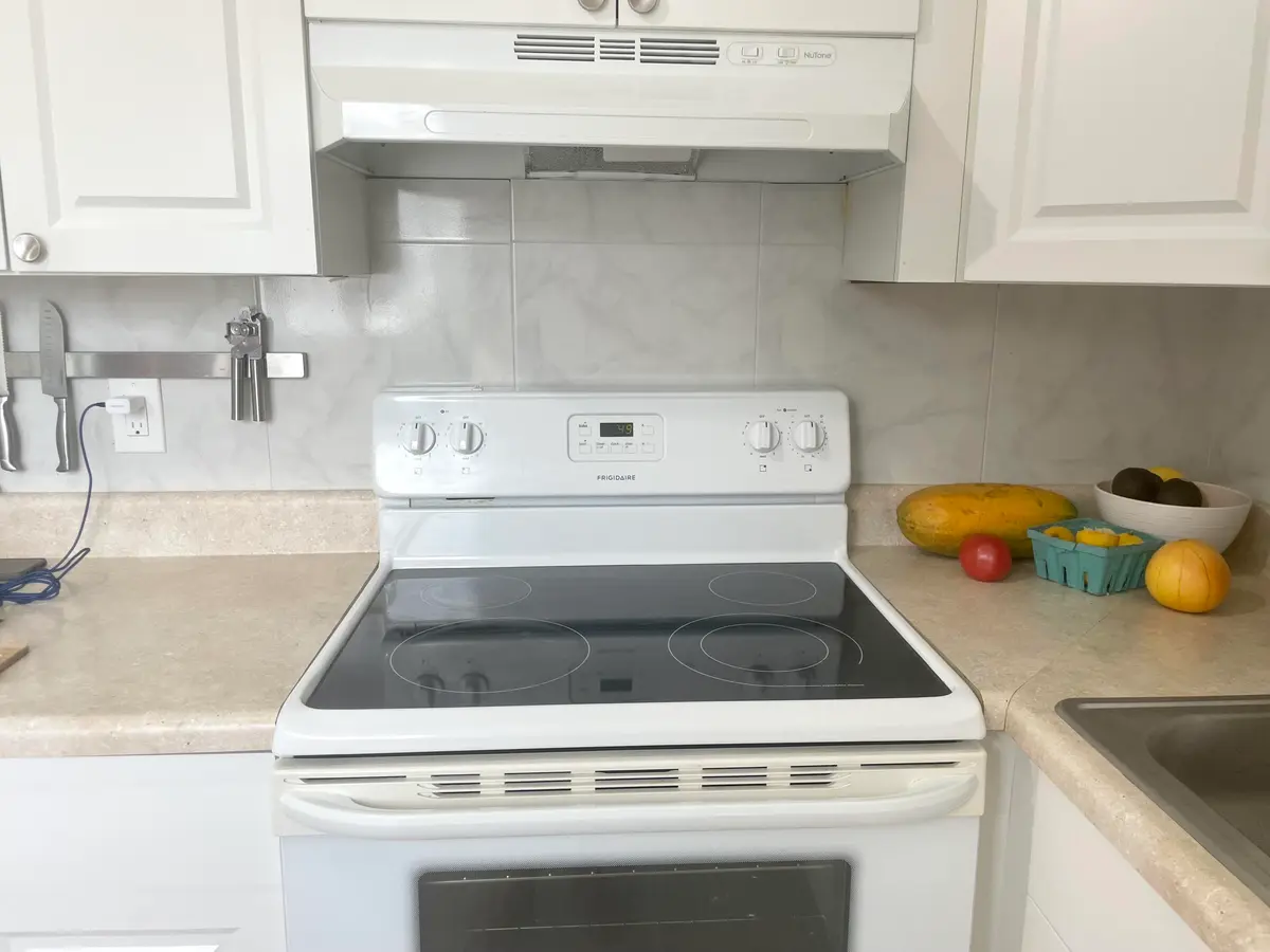 stove at 2920 Cynthia Lane 203, Lake Worth Beach