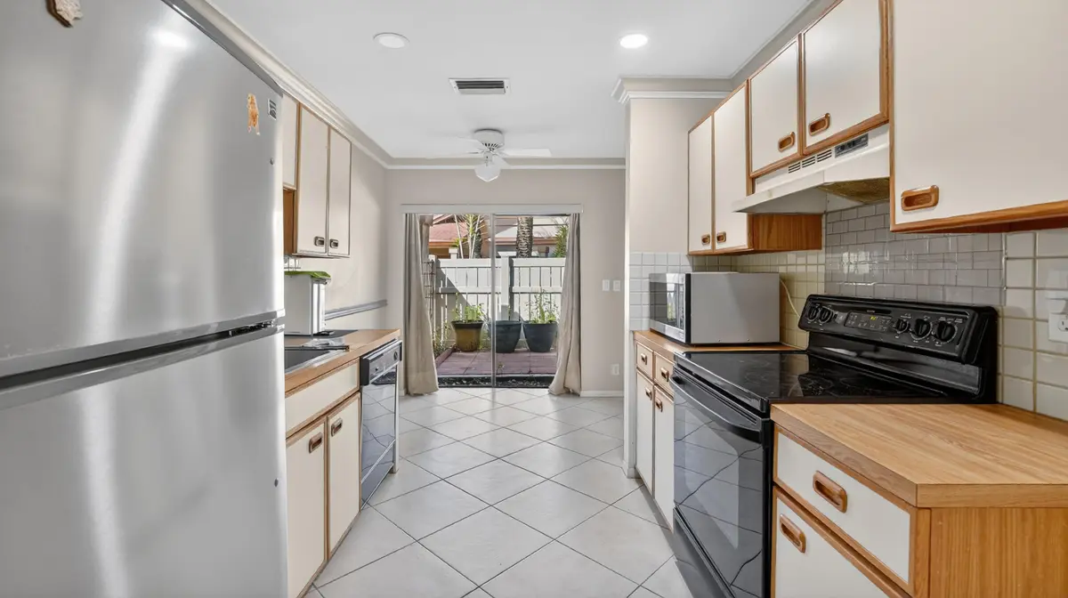 17-2808-Carambola-Cir-Windowstill at 2808 S Carambola Cir Circle 1980, Coconut Creek