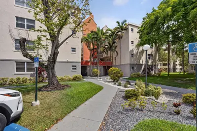 8363 Lake Drive 308, Doral – Condominium for sale