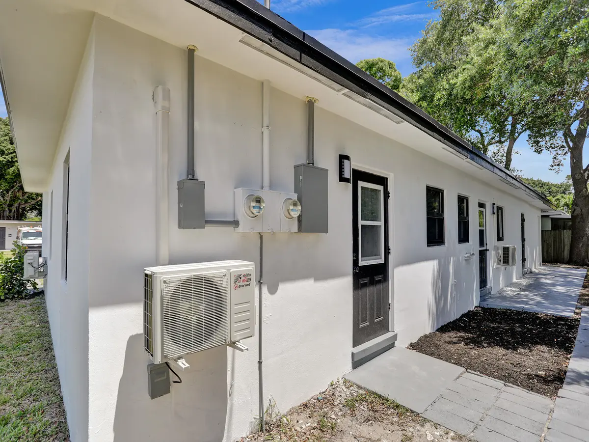 3W1A4261 at 950 SW 29th Street, Fort Lauderdale