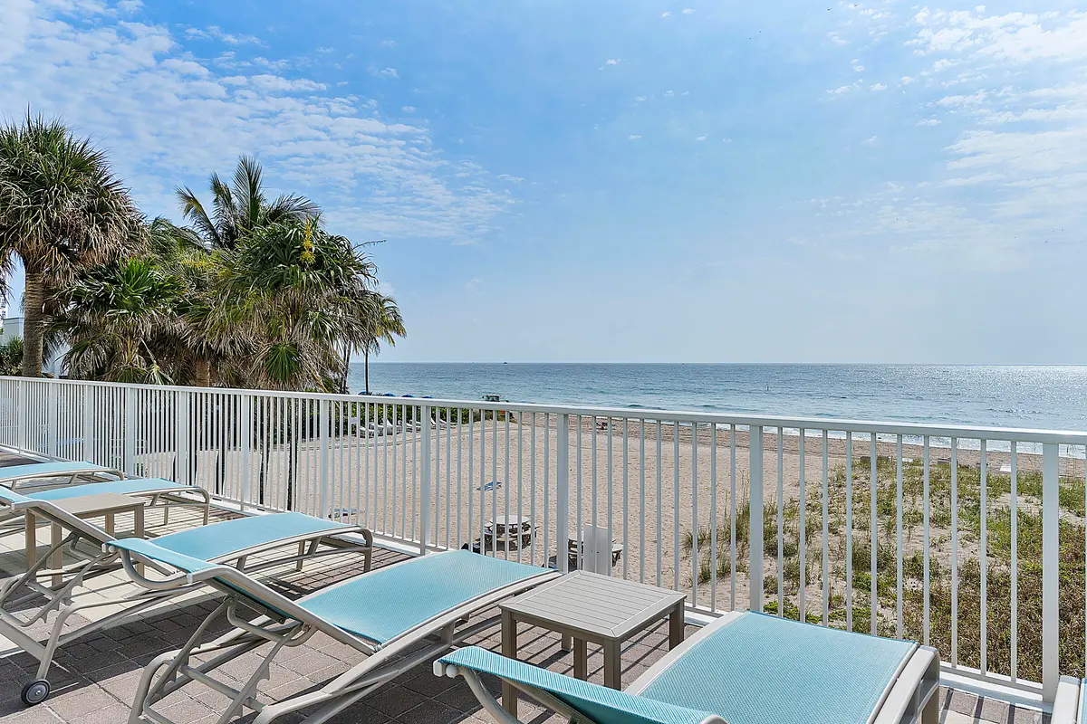 Chairs facing the beach at 1620 S Ocean Boulevard 4f, Lauderdale-By-The-Sea