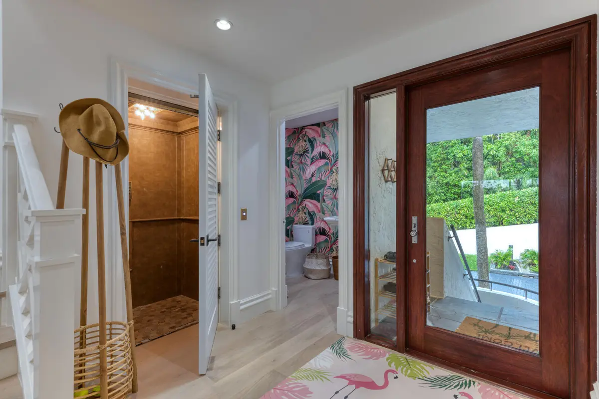 Entrance at 2335 S Ocean Boulevard 19e, Palm Beach
