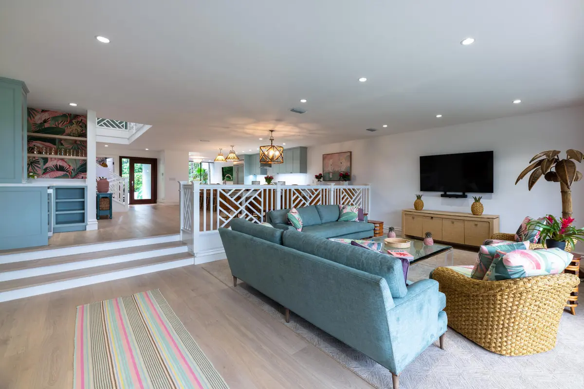 Wonderful Flow for Entertaining at 2335 S Ocean Boulevard 19e, Palm Beach