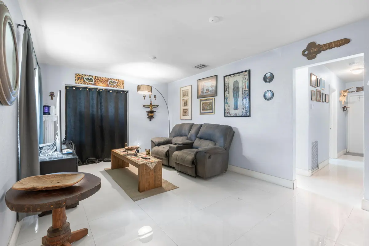 6-web-or-mls-2126 Washington St Hollywoo at 2126 Washington Street, Hollywood