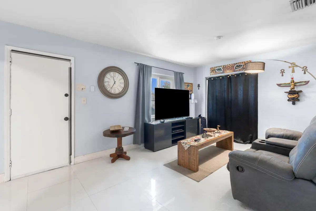 7-web-or-mls-2126 Washington St Hollywoo at 2126 Washington Street, Hollywood