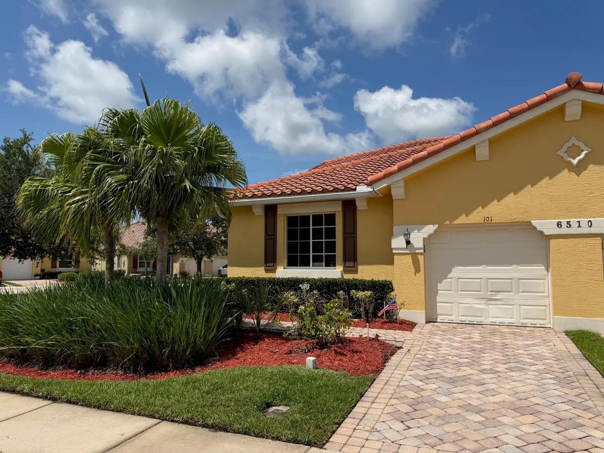 Front at 6510 Oxford Circle 101, Vero Beach