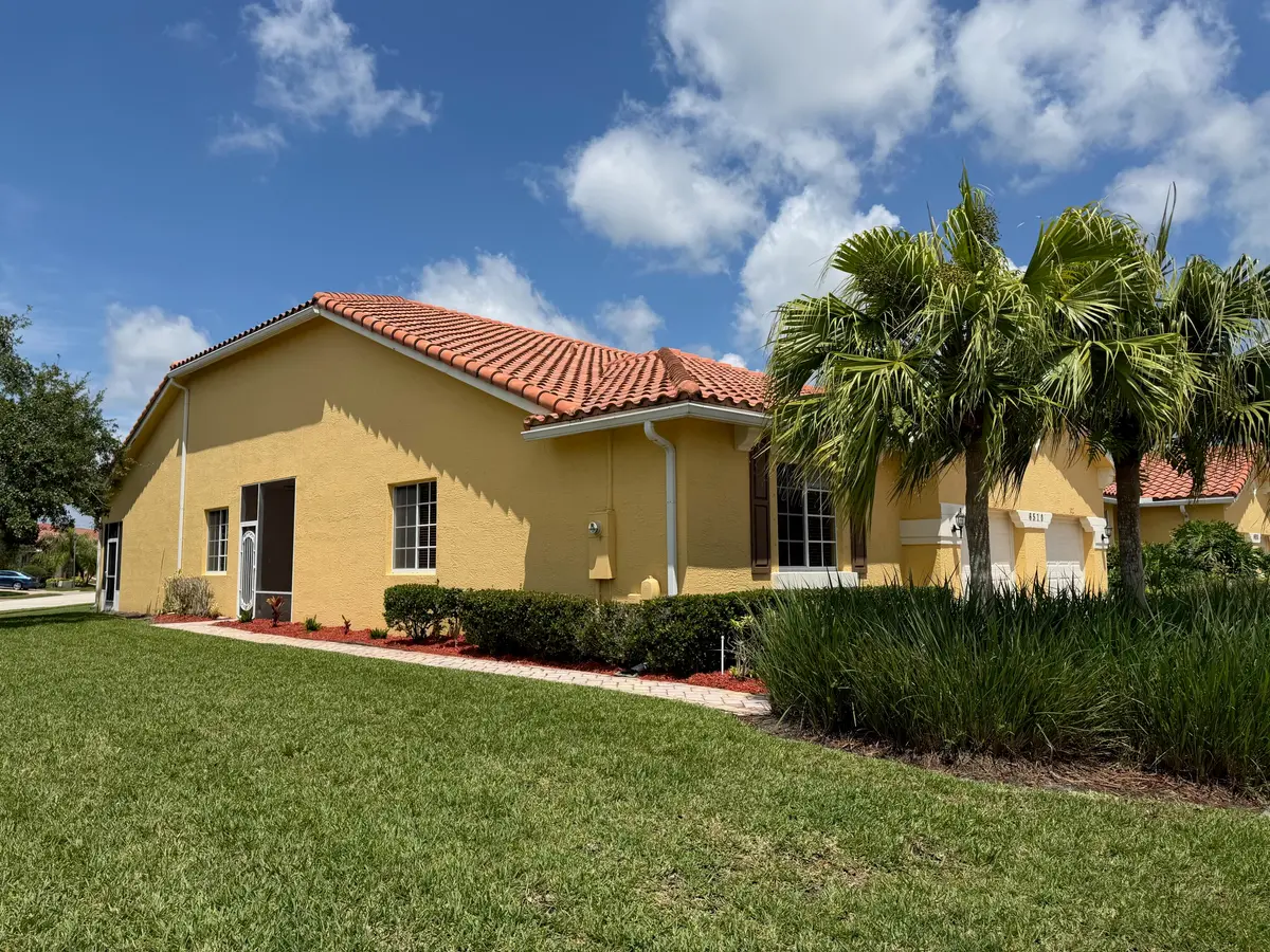 Front at 6510 Oxford Circle 101, Vero Beach