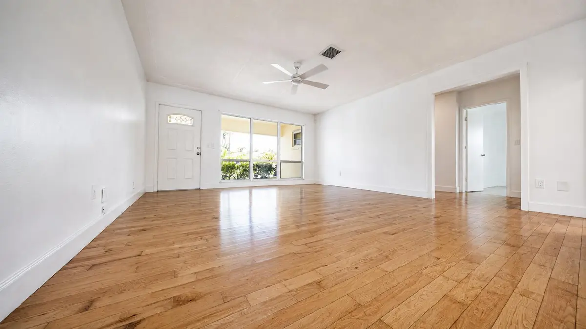 Living 2 at 420 SE 4th Court, Pompano Beach
