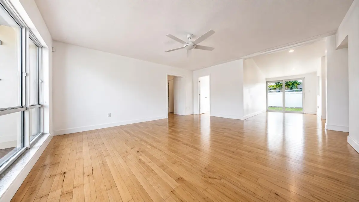 Living 3 at 420 SE 4th Court, Pompano Beach