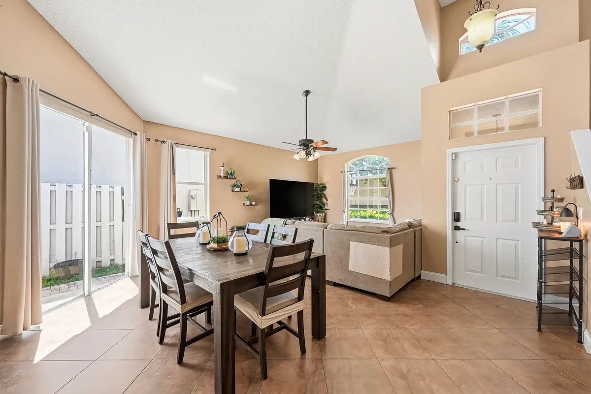06_dining area at 4529 NW 60th Court, Coconut Creek