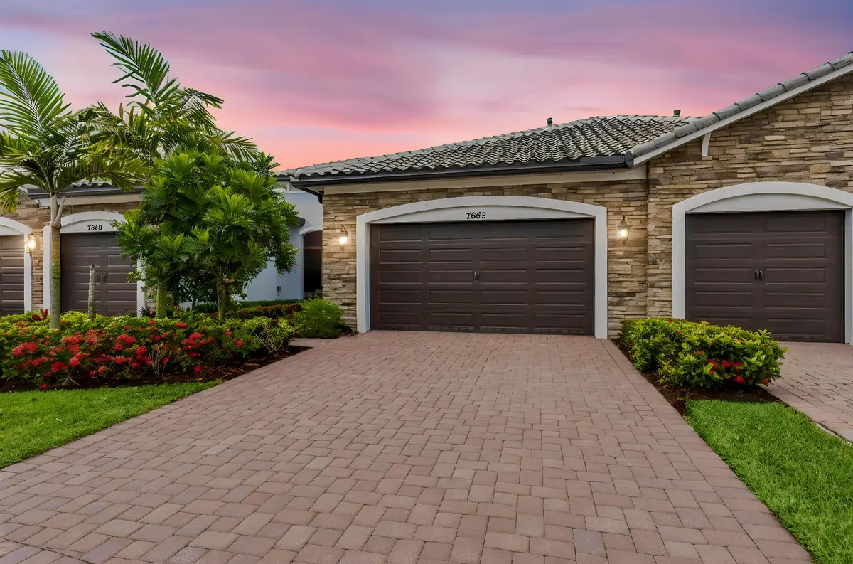 3-web-or-mls-A7407806 (1) day to dusk at 7642 N Blue Spring Drive, Parkland