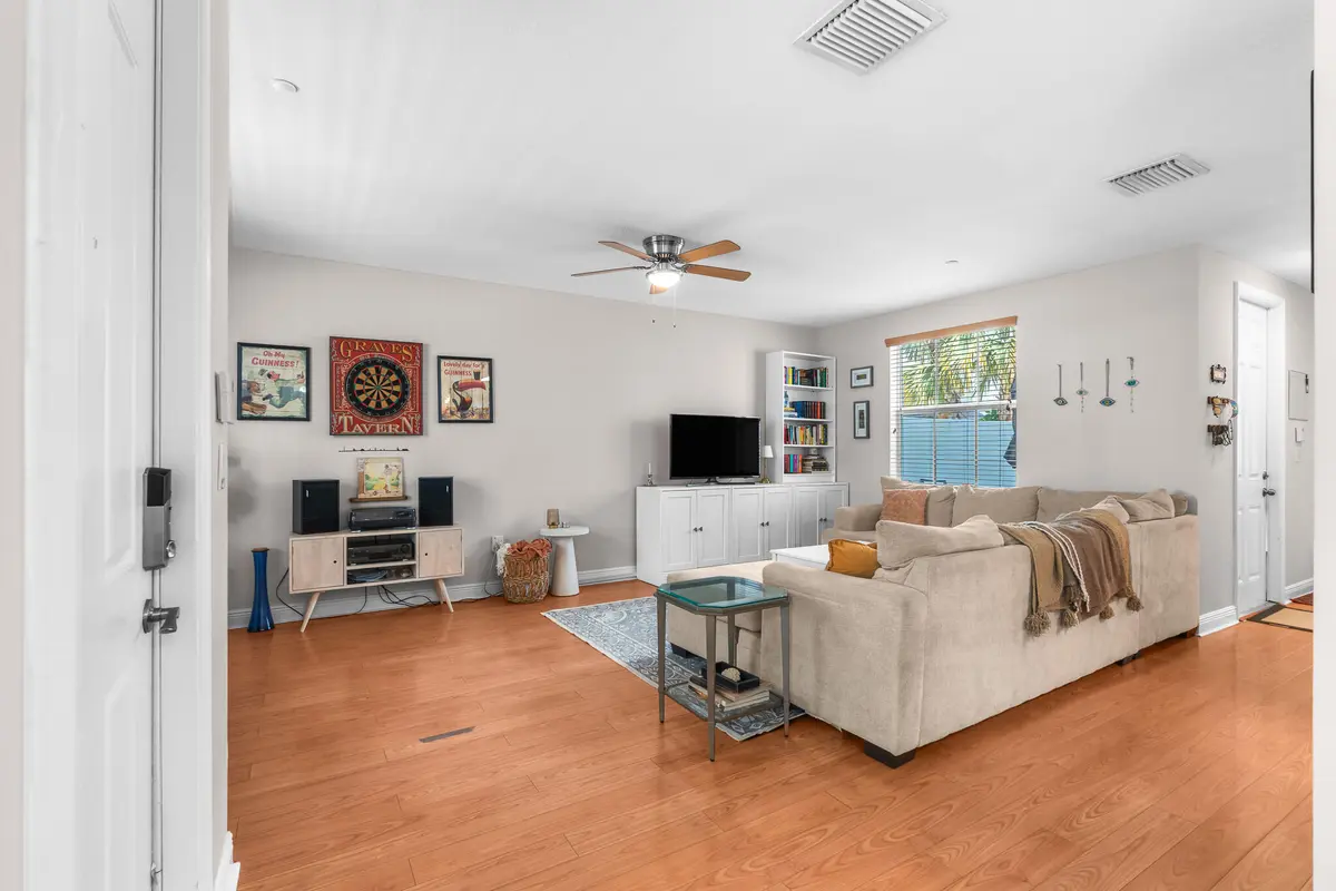 DSC01037 at 1317 SW 4th Street, Fort Lauderdale