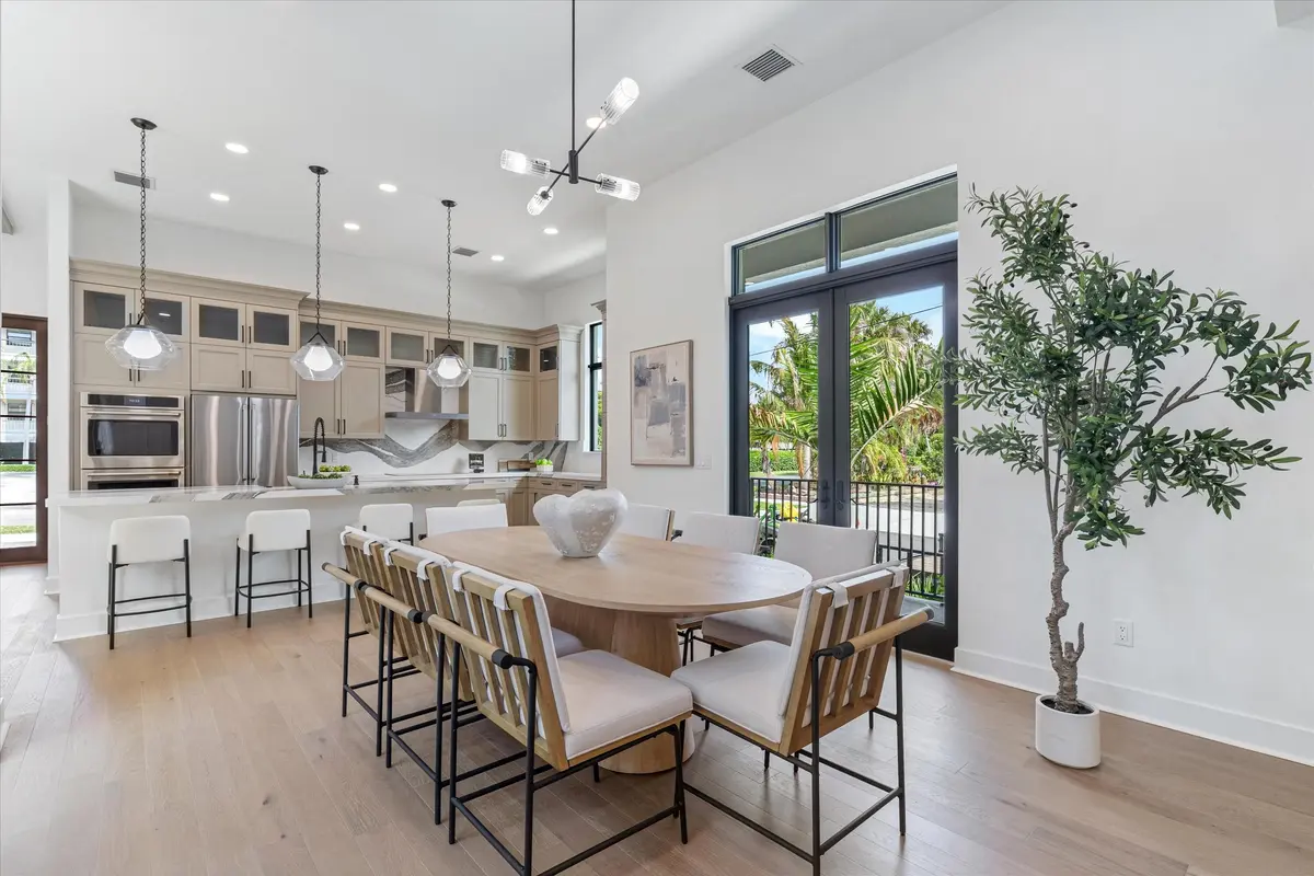 Dining at 432 NW North River Drive, Stuart