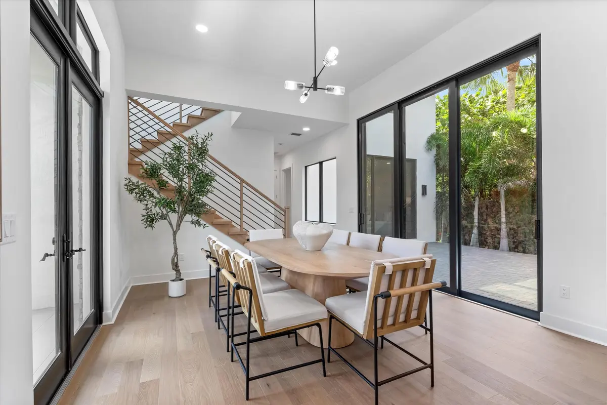 Dining at 432 NW North River Drive, Stuart