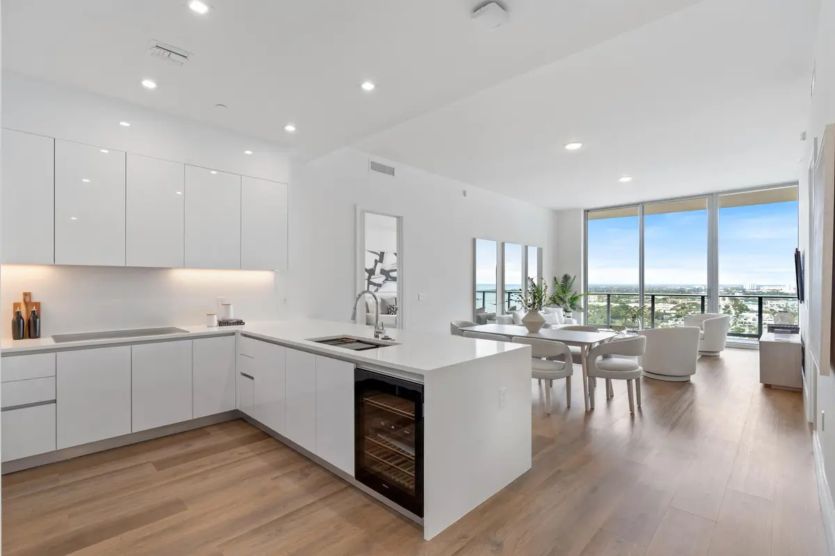 08-220 Lake Shore Drive #2305 Lake Park, at 220 Lake Shore Drive 2305, Lake Park