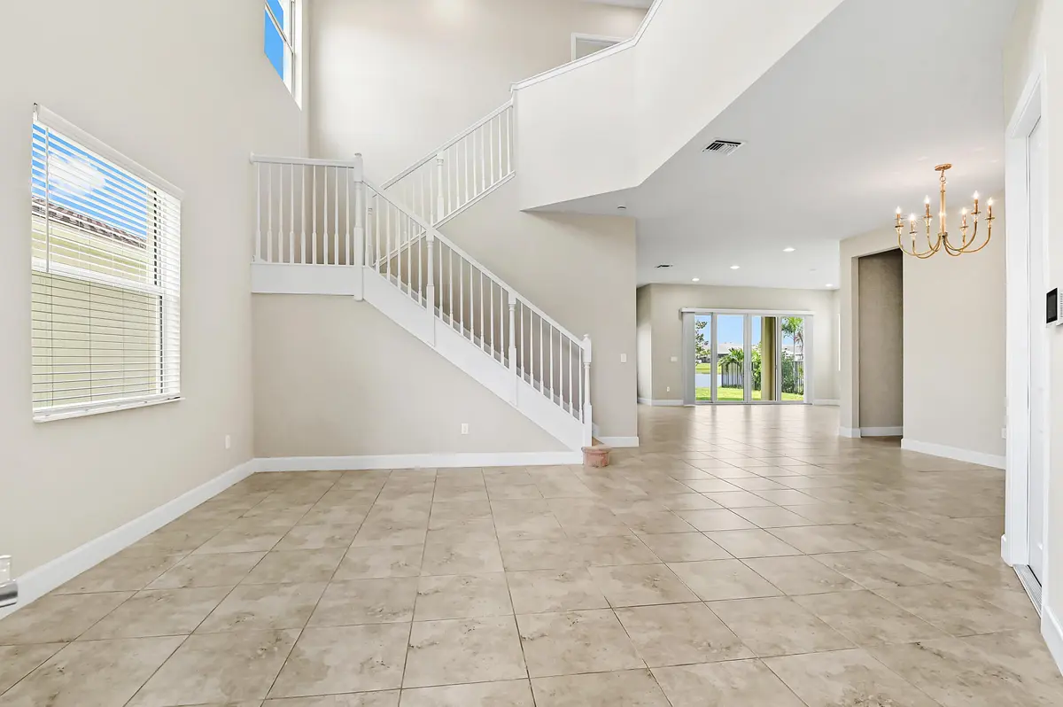 05 Entry 01 at 5385 Macoon Way, Westlake