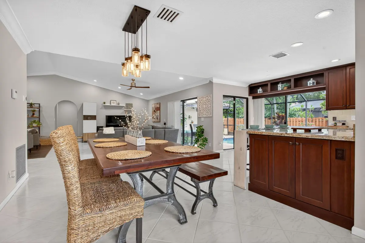 Dining at 5375 NW 65th Terrace, Coral Springs