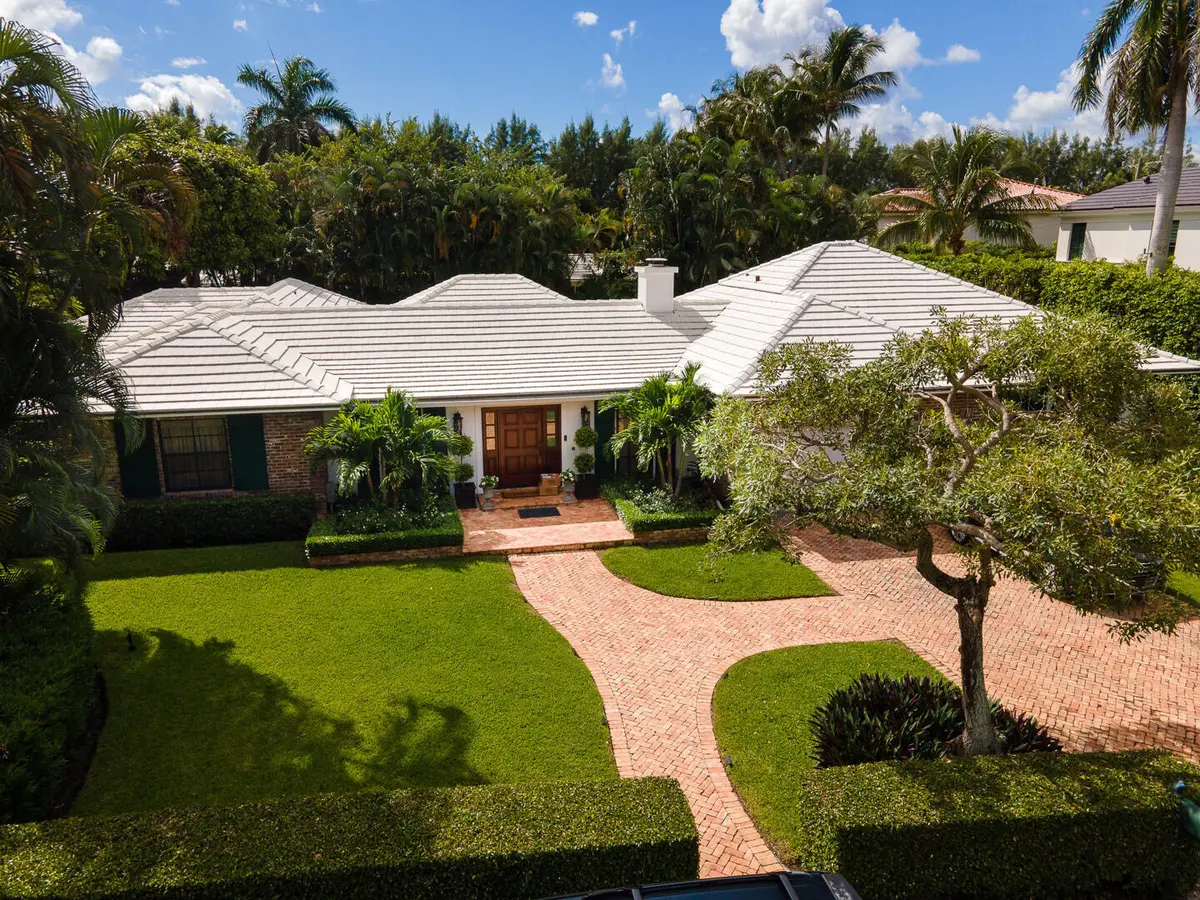 Front elevaton at 202 Coral Lane, Palm Beach