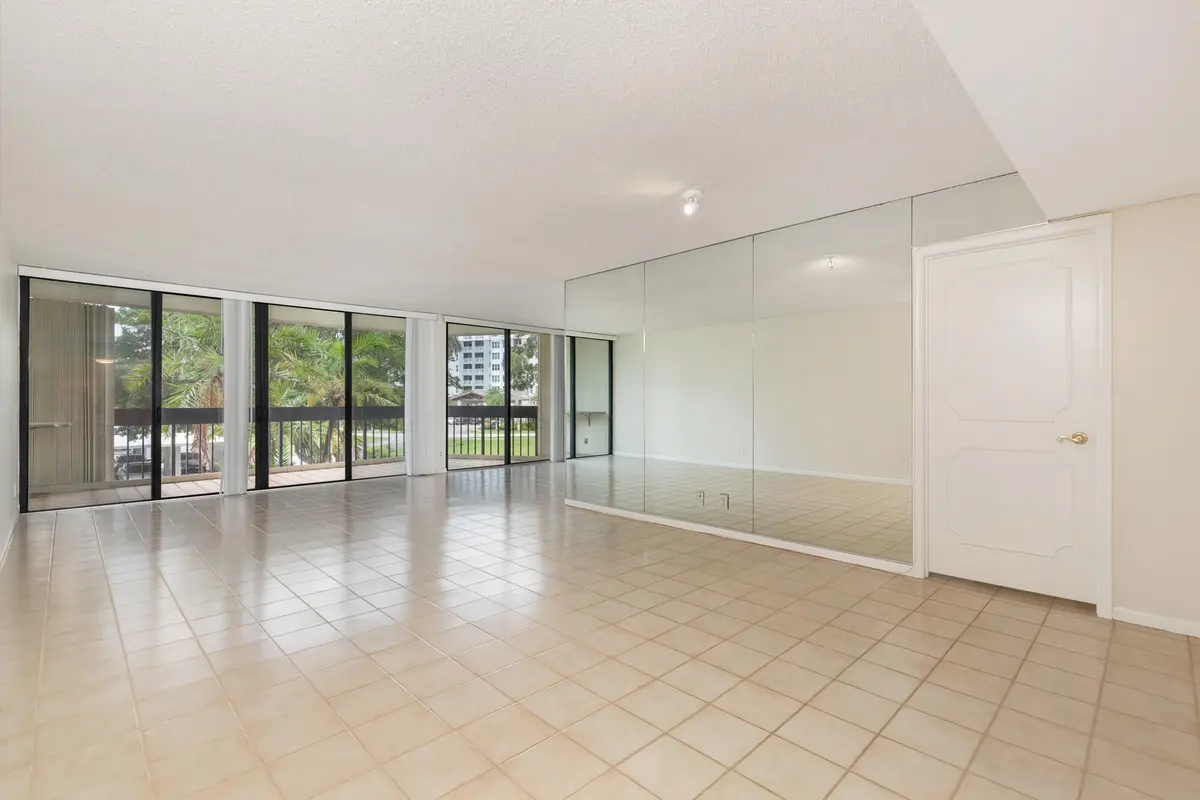 low-3 at 2000 Presidential Way 206, West Palm Beach
