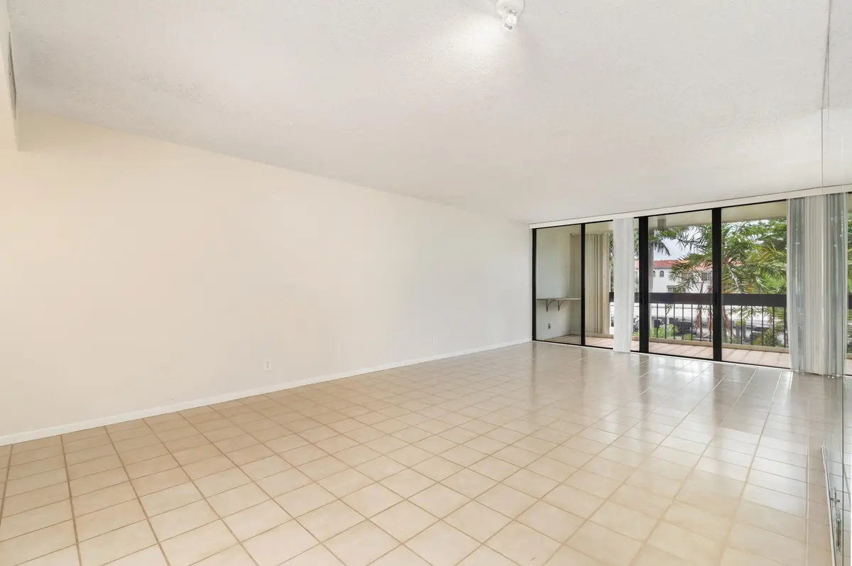 low-4 at 2000 Presidential Way 206, West Palm Beach
