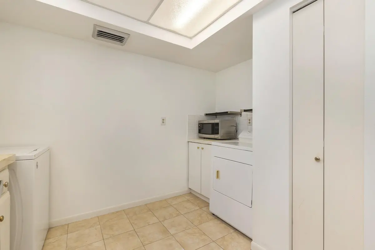 low-13 at 2000 Presidential Way 206, West Palm Beach
