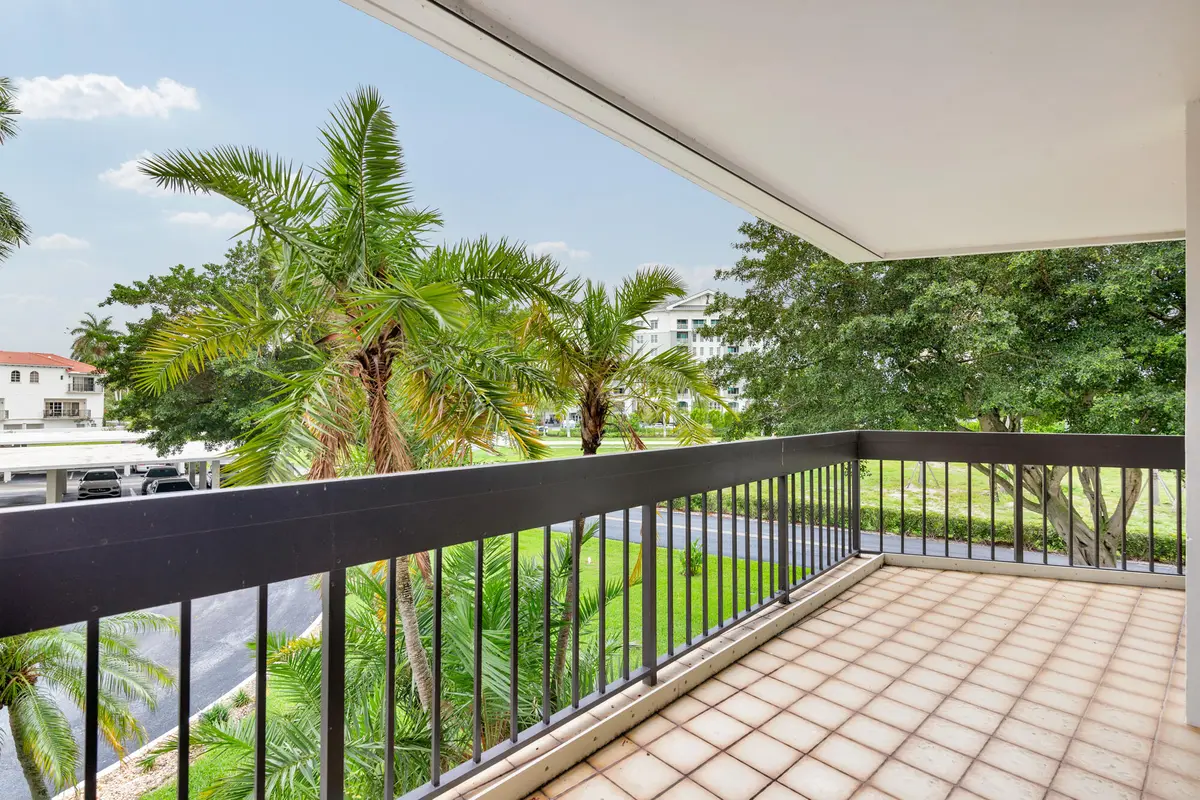 low-19 at 2000 Presidential Way 206, West Palm Beach