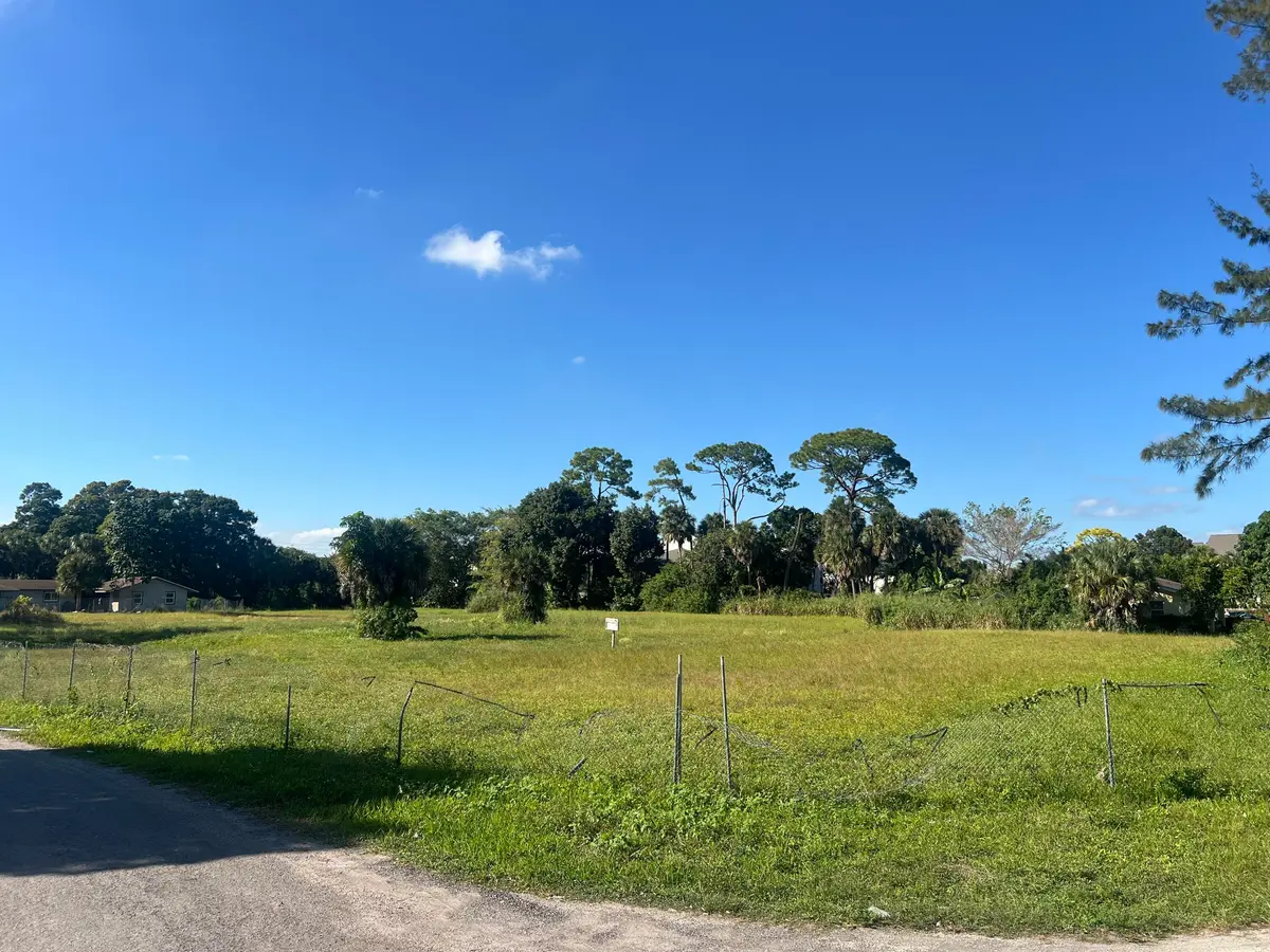 Corner view at 0000 Pineridge Lane, West Palm Beach