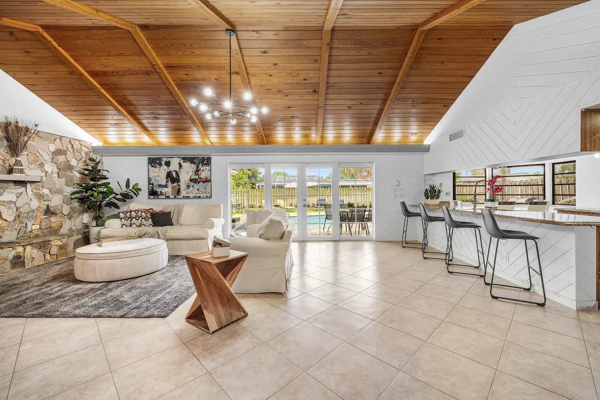 Living at 1006 SE 6th Street, Deerfield Beach