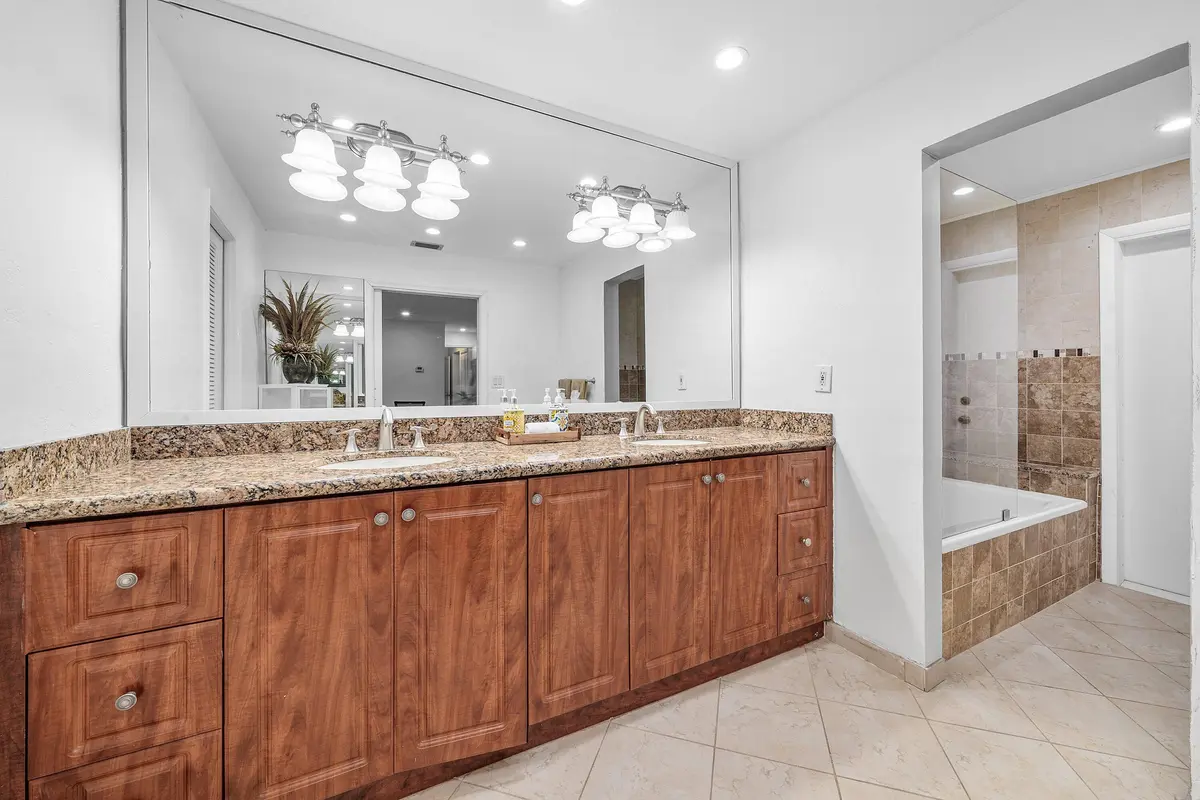 Primary bath at 1006 SE 6th Street, Deerfield Beach