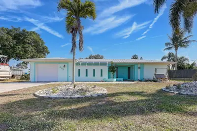 683 SE Harborview Drive, Port St. Lucie – Single Family Residence for sale